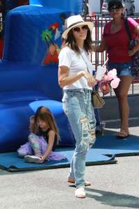 Jenna-Dewan-Tatum--Shopping-at-the-Farmers-Market--22.jpg