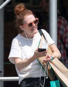 Julianne-Moore-out-in-New-York-City--01.jpg