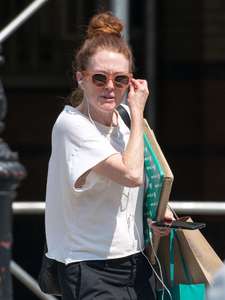 Julianne-Moore-out-in-New-York-City--07.jpg