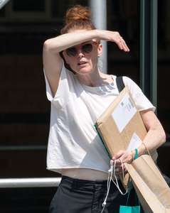 Julianne-Moore-out-in-New-York-City--09.jpg