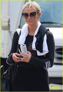 ashlee-simpson-works-up-a-sweat-at-the-gym-07.jpg