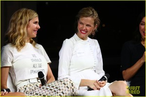 brooklyn-decker-cudles-tiny-baby-bump-at-keds-event-11.jpg