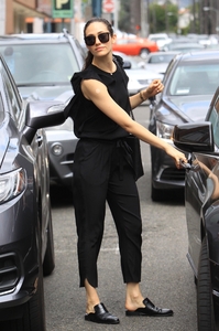 emmy-rossum-leaving-a-doctors-office-in-beverly-hills-81517-4.thumb.jpg.a50a864c89fa358e7864a02ffdfd7c66.jpg