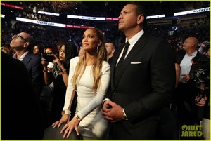 jennifer-lopez-alex-rodriguez-make-one-srtylish-couple-at-mayweather-mcgregor-fight-01.jpg