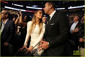 jennifer-lopez-alex-rodriguez-make-one-srtylish-couple-at-mayweather-mcgregor-fight-02.jpg