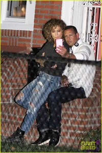 jennifer-lopez-cozies-up-to-alex-rodriguez-on-set-of-shadees-of-blue-03.jpg