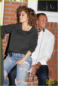 jennifer-lopez-cozies-up-to-alex-rodriguez-on-set-of-shadees-of-blue-06.jpg