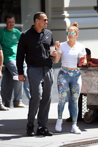 jennifer-lopez-grabs-a-post-workout-water-with-arod-82417-13.jpg