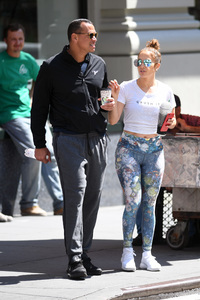 jennifer-lopez-grabs-a-post-workout-water-with-arod-82417-14.jpg