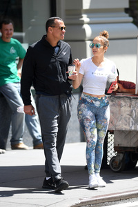 jennifer-lopez-grabs-a-post-workout-water-with-arod-82417-15.jpg