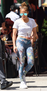 jennifer-lopez-grabs-a-post-workout-water-with-arod-82417-19.jpg