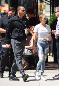 jennifer-lopez-grabs-a-post-workout-water-with-arod-82417-24.jpg