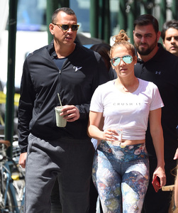 jennifer-lopez-grabs-a-post-workout-water-with-arod-82417-25.jpg