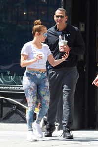 jennifer-lopez-grabs-a-post-workout-water-with-arod-82417-26.jpg