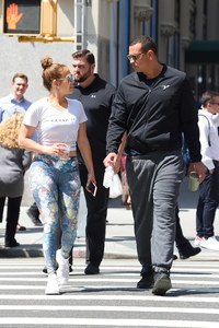 jennifer-lopez-grabs-a-post-workout-water-with-arod-82417-27.jpg