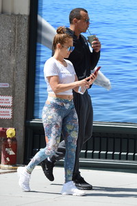 jennifer-lopez-grabs-a-post-workout-water-with-arod-82417-28.jpg