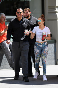 jennifer-lopez-grabs-a-post-workout-water-with-arod-82417-3.jpg