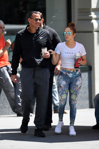 jennifer-lopez-grabs-a-post-workout-water-with-arod-82417-4.jpg