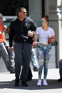 jennifer-lopez-grabs-a-post-workout-water-with-arod-82417-5.jpg