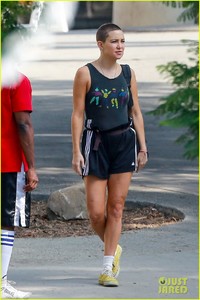 kate-hudson-displays-shaved-head-on-set-wears-eclipse-glasses-07.jpg