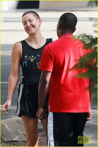 kate-hudson-displays-shaved-head-on-set-wears-eclipse-glasses-08.jpg