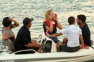 toni-garrn-spotted-on-a-boat-with-dsquared-on-mykonos-island-greece-120817_1.jpg