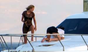 toni-garrn-spotted-on-a-boat-with-dsquared-on-mykonos-island-greece-120817_11.jpg