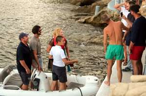 toni-garrn-spotted-on-a-boat-with-dsquared-on-mykonos-island-greece-120817_2.jpg