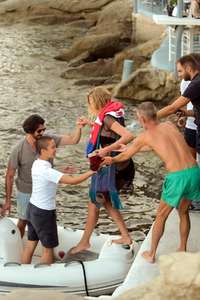 toni-garrn-spotted-on-a-boat-with-dsquared-on-mykonos-island-greece-120817_3.jpg