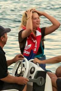 toni-garrn-spotted-on-a-boat-with-dsquared-on-mykonos-island-greece-120817_6.jpg