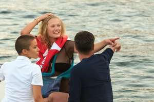 toni-garrn-spotted-on-a-boat-with-dsquared-on-mykonos-island-greece-120817_8.jpg