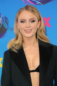 zara-larsson-2017-teen-choice-awards-in-la-81317-3.jpg