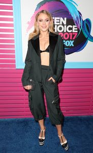 zara-larsson-2017-teen-choice-awards-in-la-81317-9.jpg