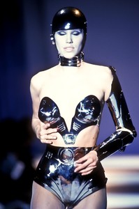 11_mugler-ss-1991-4_html.thumb.JPEG.b1d203095c08c6ffc2a81bf46213ca1d.JPEG