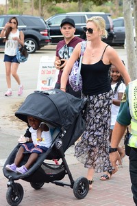 50766767_charlizetheron_picturepub_04.jpg