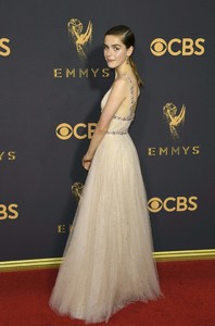 51889612_kiernan-shipka_pictuepub-2.jpg