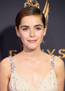 51889653_kiernan-shipka_pictuepub-13.jpg