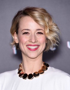 Karine-Vanasse.thumb.jpg.9baa9b9e96ea9d2bc18f662abfaabb62.jpg