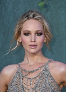 PicturePub_JenniferLawrence_06Sep2017_Mother_UK__15_.jpg