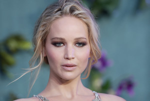 PicturePub_JenniferLawrence_06Sep2017_Mother_UK__179_.jpg