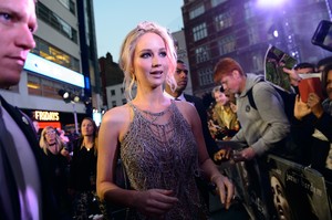 PicturePub_JenniferLawrence_06Sep2017_Mother_UK__185_.jpg