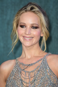 PicturePub_JenniferLawrence_06Sep2017_Mother_UK__1_.jpg