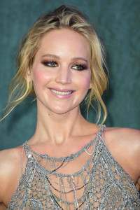 PicturePub_JenniferLawrence_06Sep2017_Mother_UK__21_.jpg