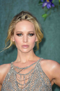 PicturePub_JenniferLawrence_06Sep2017_Mother_UK__23_.jpg