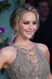 PicturePub_JenniferLawrence_06Sep2017_Mother_UK__32_.jpg