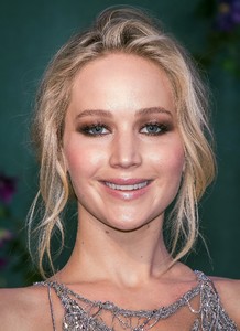 PicturePub_JenniferLawrence_06Sep2017_Mother_UK__3_.jpg