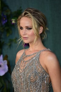 PicturePub_JenniferLawrence_06Sep2017_Mother_UK__41_.jpg