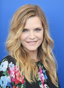 PicturePub_MichellePfeiffer_05Sep2017_VFF_Photocall__10_.jpg