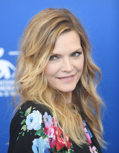 PicturePub_MichellePfeiffer_05Sep2017_VFF_Photocall__11_.jpg