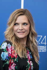 PicturePub_MichellePfeiffer_05Sep2017_VFF_Photocall__12_.jpg